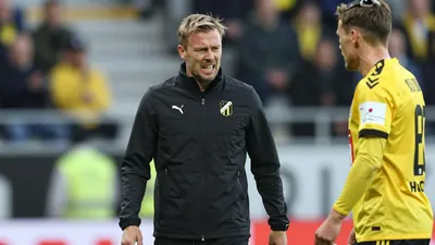 A photo of Jens Gustafsson, Häcken's coach, looking frustrated and upset after a heated exchange with an opposing player...